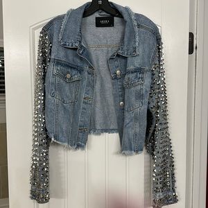 This is a beautiful denim jacket with amazing detail🔥🔥